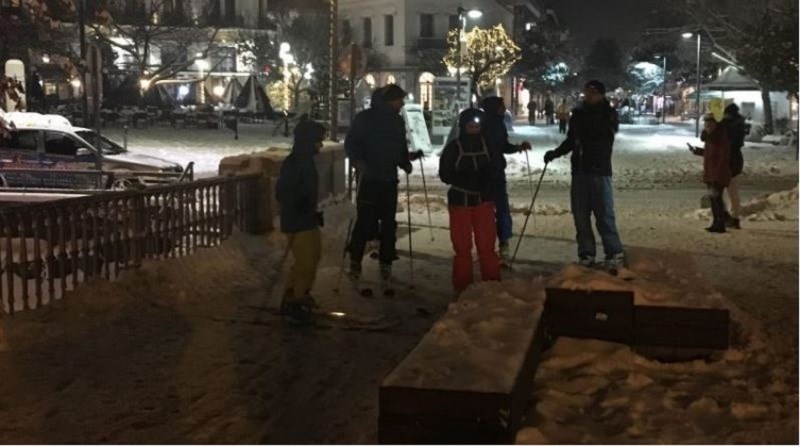 Μετέτρεψαν το κέντρο των Τρικάλων σε πίστα για… σκι- ΦΩΤΟ