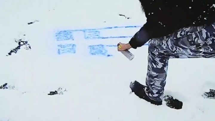 Έκανε γκράφιτι την ελληνική σημαία πάνω στο χιόνι – ΒΙΝΤΕΟ