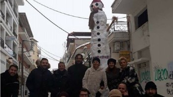 Χιονάνθρωπος 4,8 μέτρων στην Πτολεμαΐδα – ΒΙΝΤΕΟ