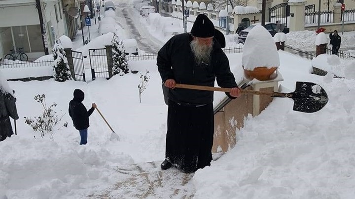 Ο Μητροπολίτης Γρεβενών με το φτυάρι κόντρα στο… χιόνι – ΦΩΤΟ