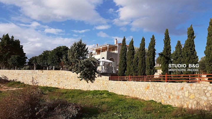 Σε αυτό το σπίτι βρέθηκαν νεκροί ο αστυνομικός και η φίλη του – ΦΩΤΟ