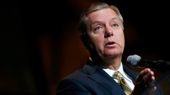 Γερουσιαστής προτρέπει τον Ντόναλντ Τραμπ να κηρύξει κατάσταση εκτάκτου ανάγκης