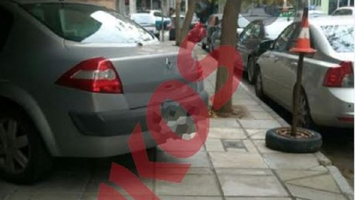 Μόνιμη θέση πάρκινγκ σε…πεζοδρόμιο – ΦΩΤΟ αναγνώστη