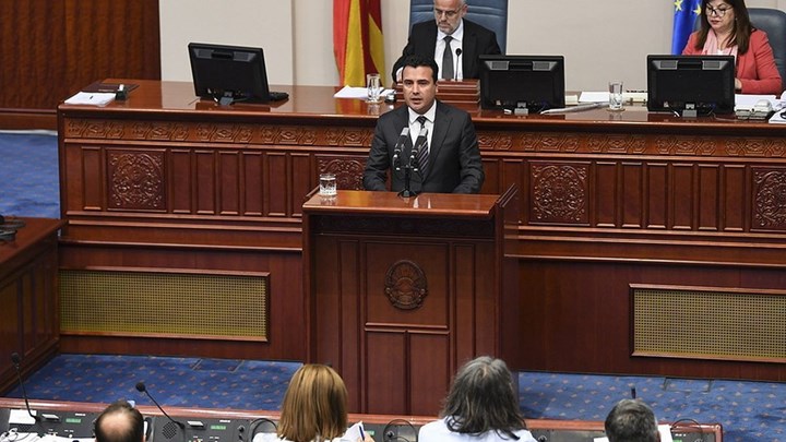 Καθυστερεί η συνεδρίαση στη Βουλή των Σκοπίων για τις αλλαγές στο Σύνταγμα – Πληροφορίες ότι βρήκε τους 80 ο Ζάεφ