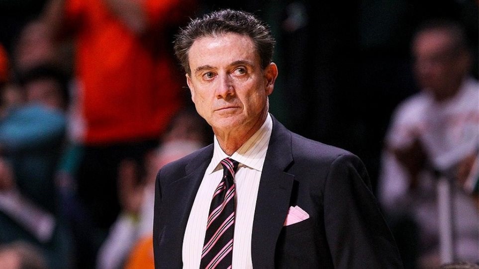 Επικός Πιτίνο: Σήκωσε Καταλανό δημοσιογράφο για να του δείξει πώς παίρνουν τα ριμπάουντ – ΒΙΝΤΕΟ