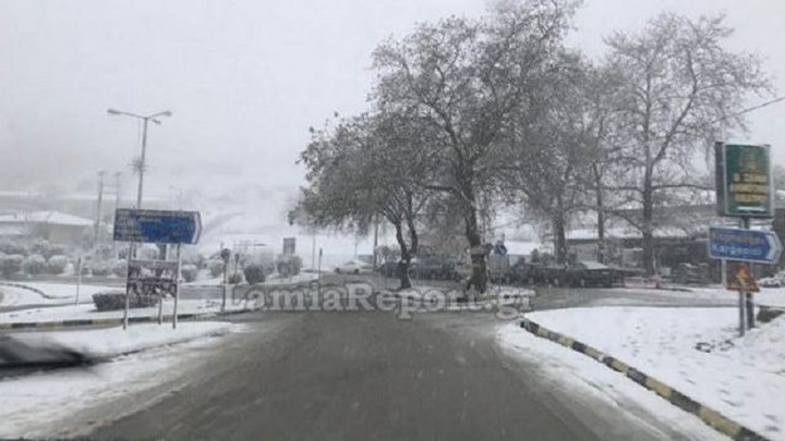 Χιονίζει στη Λαμία – Πού χρειάζονται αλυσίδες – ΦΩΤΟ