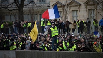 Τα “κίτρινα γιλέκα” κατεβαίνουν ξανά στους δρόμους της Γαλλίας