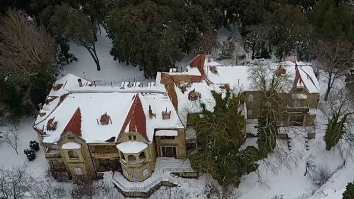 Εντυπωσιακές εικόνες από το χιονισμένο Τατόι – Βίντεο από drone