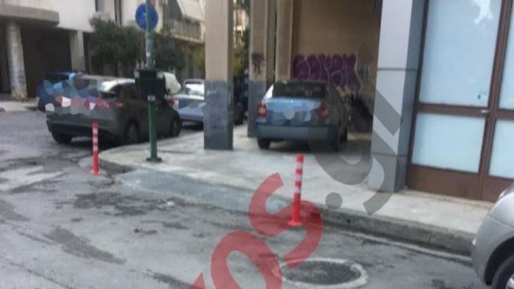 Έχει άδεια για την… κατασκευή πάρκινγκ στο πεζοδρόμιο αυτός ο οδηγός; – ΦΩΤΟ αναγνώστη