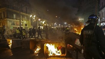 Με πλαστικές σφαίρες και δακρυγόνα κατά των “κίτρινων γιλέκων” οι Γάλλοι αστυνομικοί