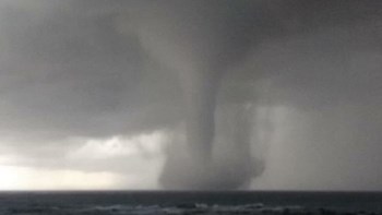 Εντυπωσιακός υδροστρόβιλος στο Ελαφονήσι – ΒΙΝΤΕΟ