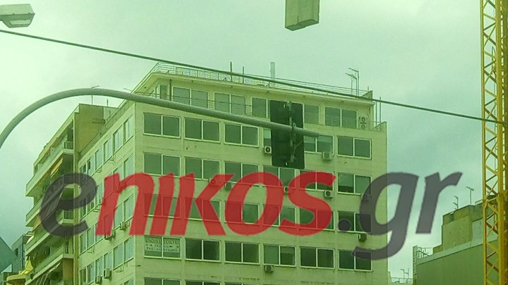 Τσιμεντένια αντίβαρα αιωρούνται πάνω από στάση λεωφορείου – Κίνδυνος για χιλιάδες πολίτες – ΦΩΤΟ αναγνώστη