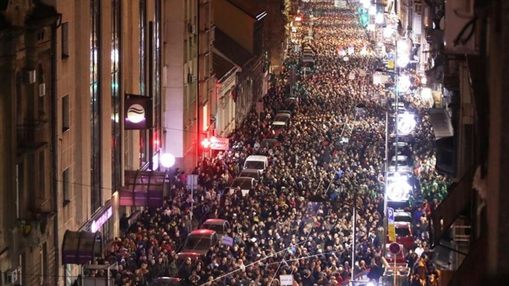 Μαζική διαδήλωση στο Βελιγράδι εναντίον του προέδρου Βούτσιτς