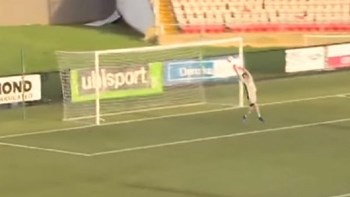 “Έφαγε” γκολ από 70 μέτρα – ΒΙΝΤΕΟ