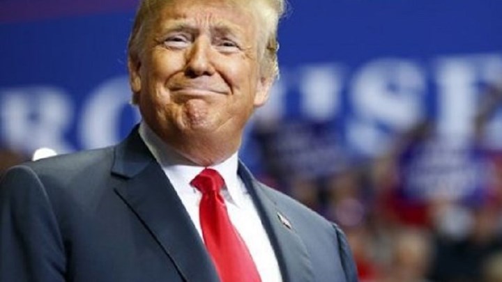 Ο Τραμπ τρολάρει στο twitter τον Τζεφ Μπέζος για το διαζύγιο του