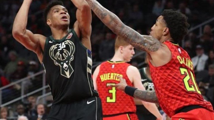 Εύκολα οι Μπακς τους Χοκς, επέστρεψε… αγριεμένος ο Γιάννης – ΒΙΝΤΕΟ