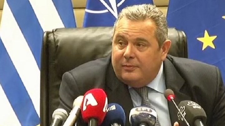 Βούρκωσε ο Καμμένος στην κοπή της πίτας του υπουργείου Εθνικής Άμυνας: Φεύγω με ψηλά το κεφάλι…