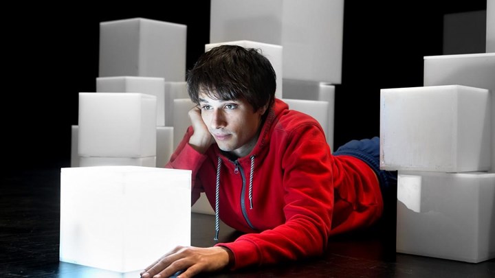 Συναρπάζει ο Νιάρρος στο «Ποιος σκότωσε το σκύλο τα μεσάνυχτα»