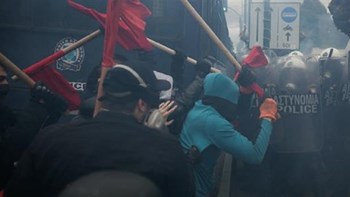 Στο νοσοκομείο εκπαιδευτικός που τραυματίστηκε στα επεισόδια – ΦΩΤΟ