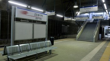 Ακινητοποιήθηκε συρμός του Προαστιακού στο Ζεφύρι – Προσέκρουσε σε… λάστιχα