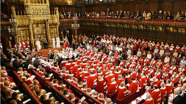 Η Βουλή των Λόρδων ενέκρινε με συντριπτική πλειοψηφία ψήφισμα που καταδικάζει τη συμφωνία της Μέι για το Brexit