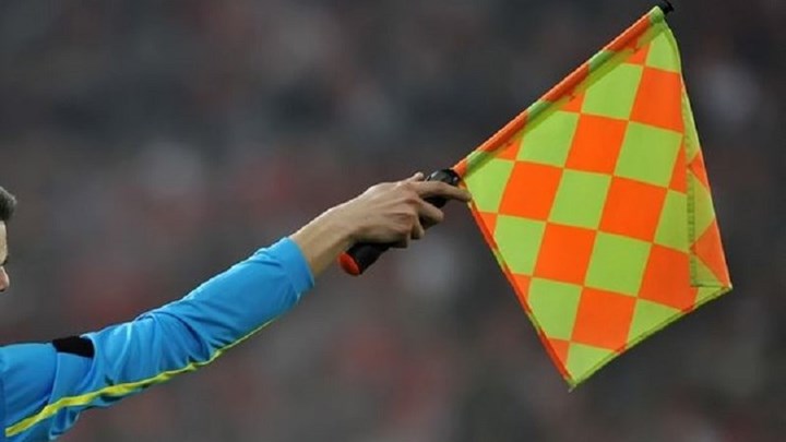 Το σφύριγμα που μετέτρεψε το γήπεδο σε…ρινγκ – Άγριο ξύλο σε διαιτητή και επόπτη