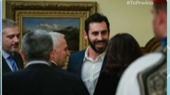 Χωρίς γραβάτα και με αθλητικά ο σεφ Γιάννης Αποστολάκης στην ορκωμοσία του πατέρα του – ΒΙΝΤΕΟ