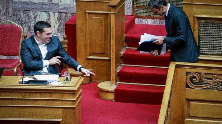 Η στιγμή που έπεσαν οι σημειώσεις από τα χέρια του Μητσοτάκη και η αντίδραση Τσίπρα- ΦΩΤΟ