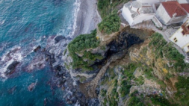 Κατολίσθηση στη Σκόπελο – Σπίτια βρίσκονται στο χείλος του γκρεμού – ΦΩΤΟ – ΒΙΝΤΕΟ