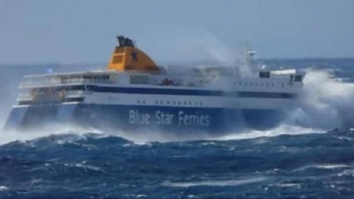 Πλοίο “παλεύει” με τα μανιασμένα κύματα στην Πάρο – ΒΙΝΤΕΟ