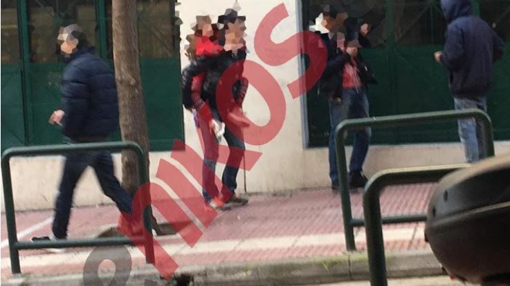 Αθήνα – Ψάχνει τη δόση της με το παιδί της στην αγκαλιά – ΦΩΤΟ