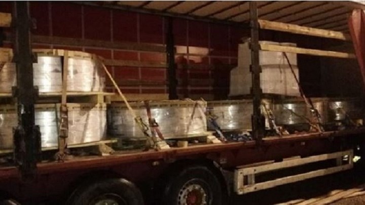 Έκρυβε στην νταλίκα χιλιάδες λαθραία πακέτα τσιγάρων