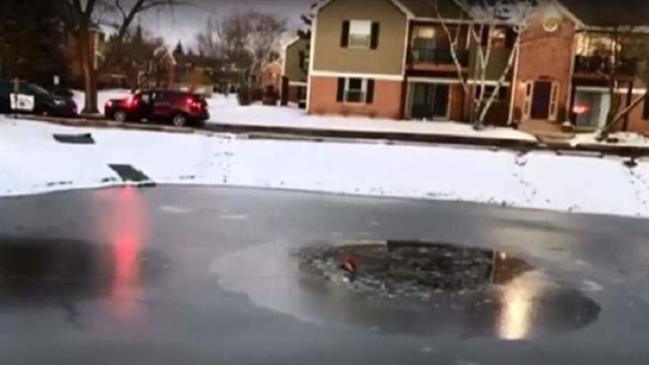 Δραματική διάσωση παιδιού που παγιδεύτηκε στον πάγο – ΒΙΝΤΕΟ