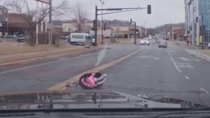 Δίχρονη εκτοξεύτηκε με το παιδικό κάθισμα σε αυτοκινητόδρομο – ΒΙΝΤΕΟ