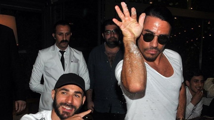 Ο «Salt Bae» στα δικαστήρια – Υπάλληλοι του έκαναν μήνυση για τα φιλοδωρήματα