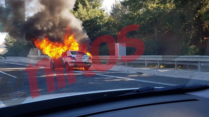 Καίγεται περιπολικό στην Αττική Οδό – ΦΩΤΟ αναγνώστη