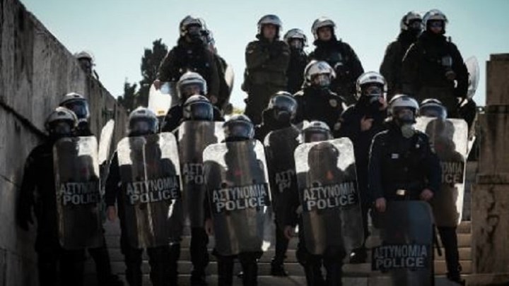 Ένταση έξω από τη Βουλή στην πορεία των εκπαιδευτικών