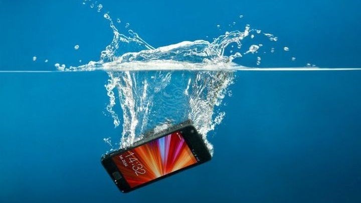 Έπεσε το κινητό σας σε νερό; – Υπάρχει λύση