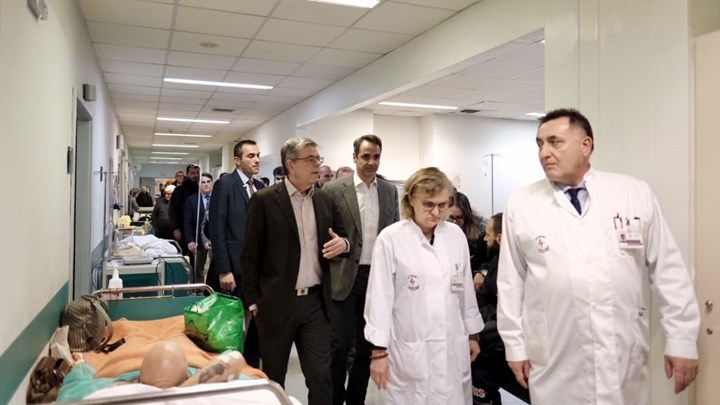Αιφνιδιαστική επίσκεψη Μητσοτάκη στο Αττικό Νοσοκομείο – ΦΩΤΟ
