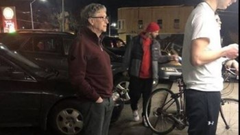 Όταν ο Μπιλ Γκέιτς περιμένει στην ουρά για ένα χάμπουργκερ – ΦΩΤΟ