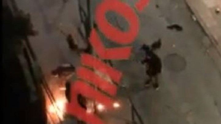Σοκάρουν οι εικόνες από το κέντρο της Αθήνας: Τοξικομανείς σβήνουν τη φωτιά από γκαζάκια που “έσκασαν” στα χέρια τους