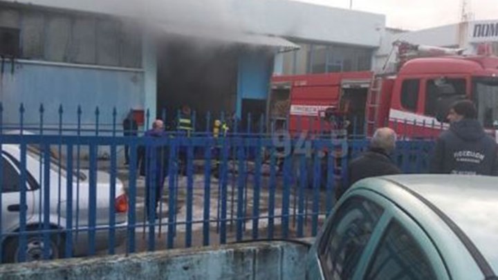Πυρκαγιά σε εργοστάσιο στη Βιομηχανική Περιοχή της Σίνδου – ΦΩΤΟ – ΤΩΡΑ