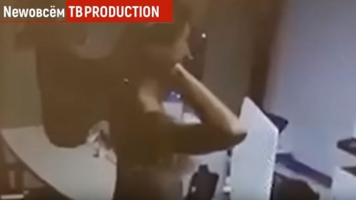 Έκανε στριπτίζ σε υπάλληλο τράπεζας για να πάρει… δάνειο – ΒΙΝΤΕΟ