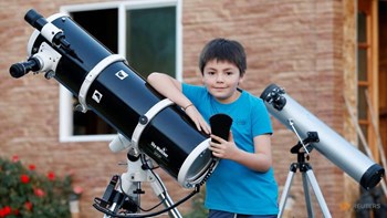 Ένας 10χρονος μαθαίνει στους συμμαθητές του… τα άστρα – ΦΩΤΟ