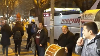 Με νταούλια και σημαίες αναχωρούν οι πρώτοι διαδηλωτές από τη Θεσσαλονίκη για το συλλαλητήριο στην Αθήνα – ΒΙΝΤΕΟ – ΦΩΤΟ