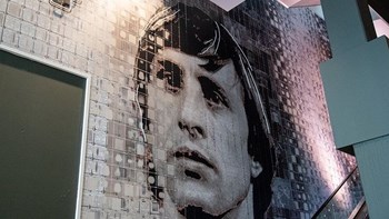 Η νέα προτομή και ο τοίχος του μεγάλου Γιόχαν Κρόιφ στο γήπεδο του Άγιαξ – ΦΩΤΟ