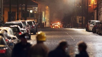 Ως «τρομοκρατική ενέργεια» ερευνάται η έκρηξη στο Λοντοντέρι της Β. Ιρλανδίας