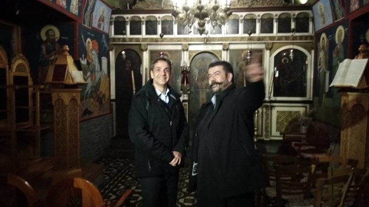 Επίσκεψη Μητσοτάκη στα Ανώγεια – Εικόνες από τη βόλτα του προέδρου της ΝΔ στους δρόμους του χωριού – ΦΩΤΟ