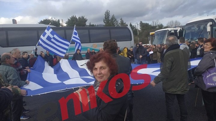 Πλήθος κόσμου στα διόδια των Αφιδνών με προορισμό το συλλαλητήριο για τη Μακεδονία – ΦΩΤΟ αναγνώστη