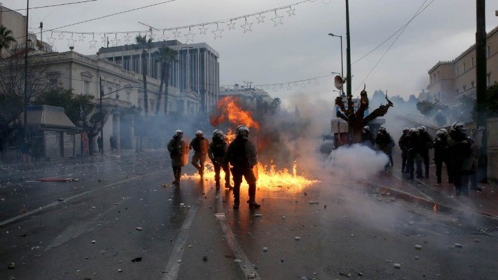 Αστυνομικές πηγές στο ΑΠΕ: Άτομα του ακροδεξιού χώρου προκάλεσαν τα επεισόδια στο Σύνταγμα